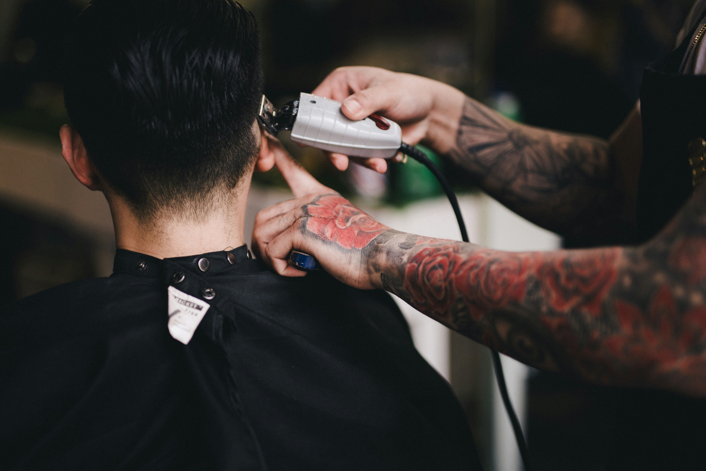 barbero usando maquina - hai phung photo
